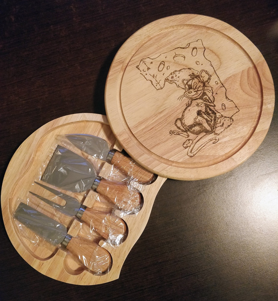 Planche à fromage avec ustensiles cachés à l'intérieur. — miniature 3